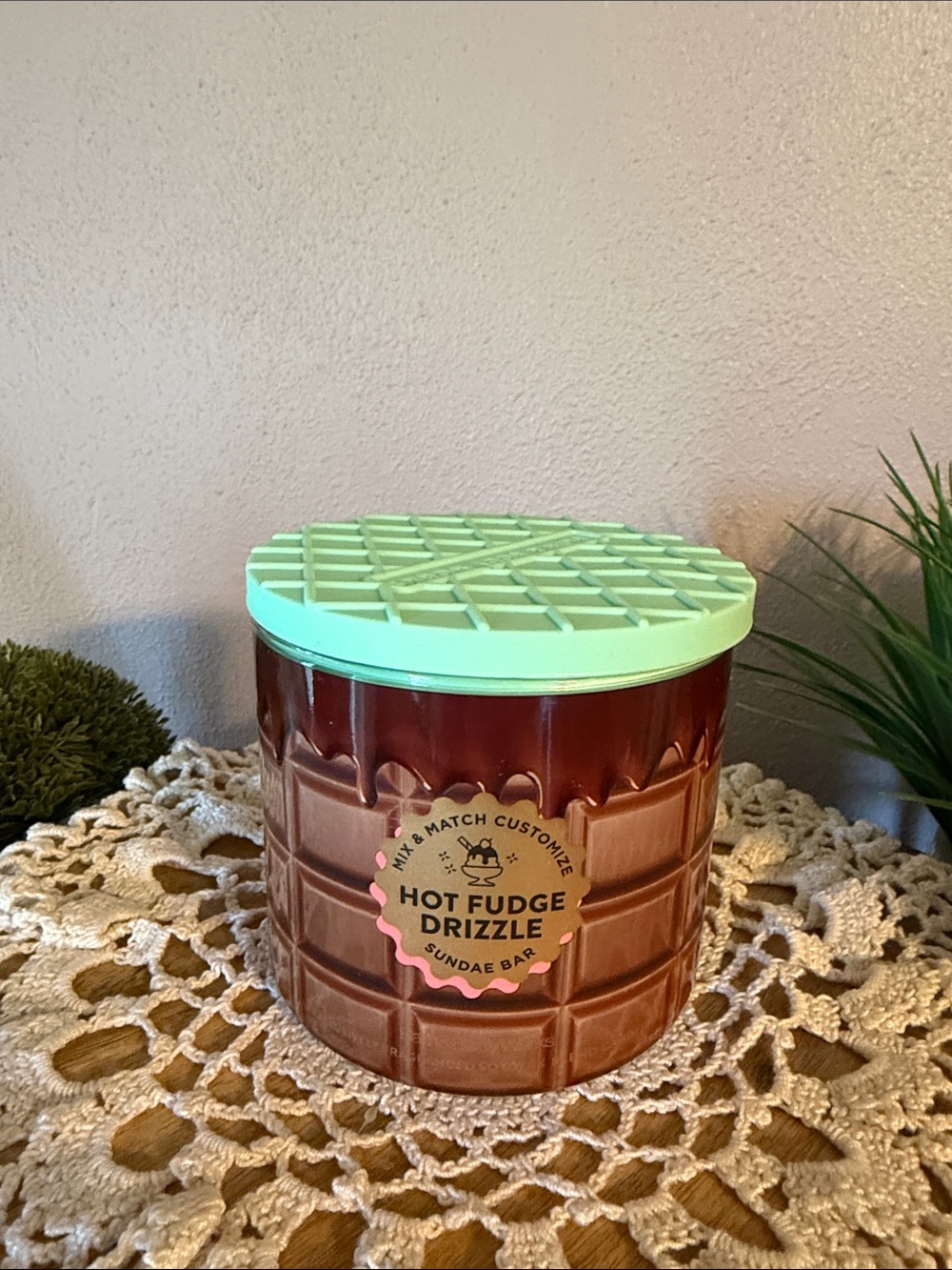Hot Fudge Drizzle Sundae Bar Container with Mint Green Lid